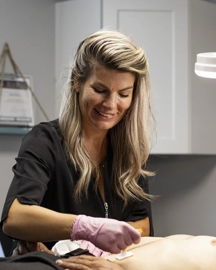 Stéphanie applique la cire à la spatule