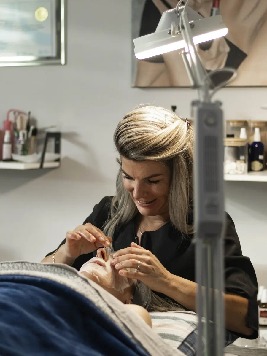 Stéphanie concentrée pendant un soin, dans son salon de Québec