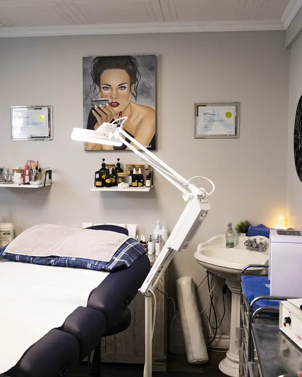 Table de soin et cabine du salon, propres et rangées