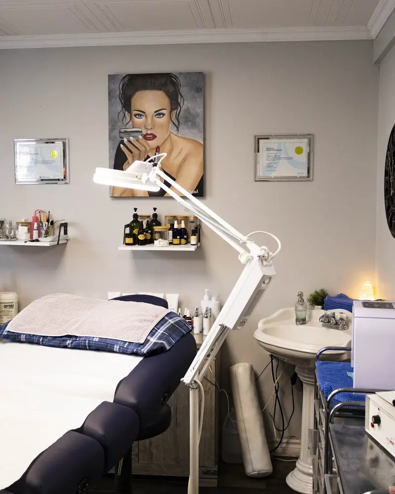 Table de soin et cabine du salon, propres et rangées