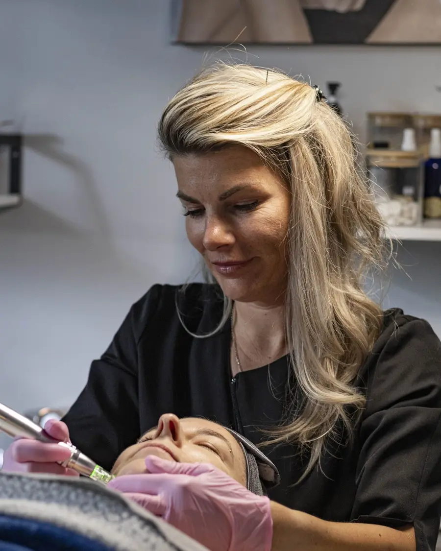 Stéphanie pendant un soin du visage